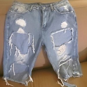 Fashionable distressed bermuda shorts